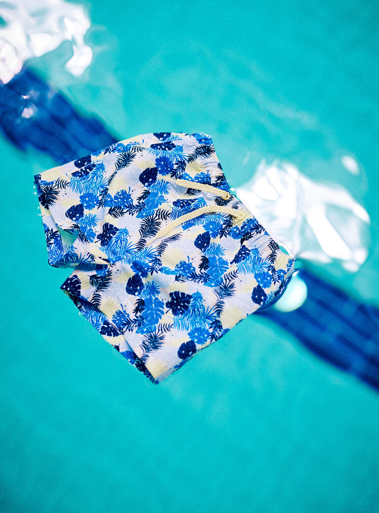 Baby boy bright blue beach shorts with leaf print CILEO / 22E4BGO1MAI701