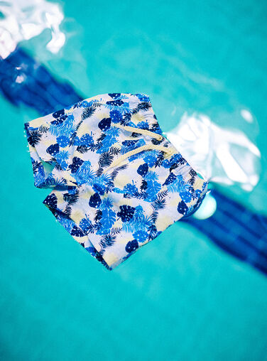 Baby boy bright blue beach shorts with leaf print CILEO / 22E4BGO1MAI701